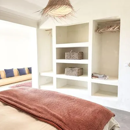 White Hut Hotel
