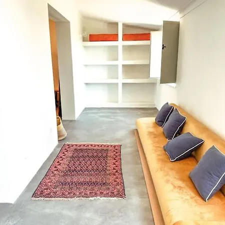 White Hut מלון